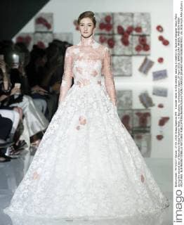 A model takes to the catwalk wearing a creation by Spanish designer Jesus Peiro during the second day of Barcelona Bridal Fashion Week, in Barcelona, northeastern Spain, 27 April 2016. BARCELONA BRIDAL FASHION WEEK !ACHTUNG: NUR REDAKTIONELLE NUTZUNG!  GRA153 20160427-635973638206874331