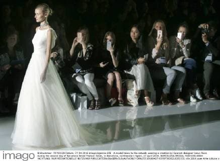A model takes to the catwalk wearing a creation by Spanish designer Jesus Peiro during the second day of Barcelona Bridal Fashion Week, in Barcelona, northeastern Spain, 27 April 2016. BARCELONA BRIDAL FASHION WEEK !ACHTUNG: NUR REDAKTIONELLE NUTZUNG!  GRA153 20160427-635973638218262331