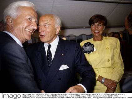 Der ehemalige Bundespraesident Walter SCHEEL (M.) feiert seinen 70.Geburtstag mit Bundespraesident Richard von WEIZSAECKER und seiner Frau Barbara SCHEEL , August 1989 Former president Walter SCHEEL (M.) is celebrating his 70. birthday with President Richard von WEIZSAECKER and his wife Barbara SCHEEL , August 1989