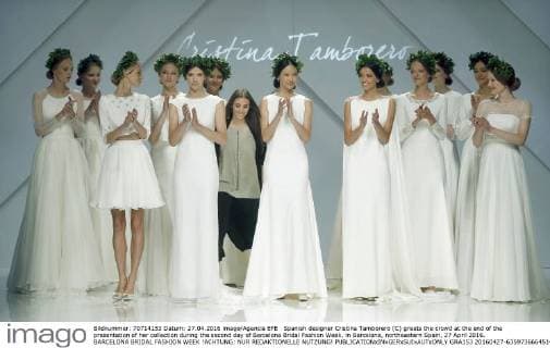 Spanish designer Cristina Tamborero (C) greets the crowd at the end of the presentation of her collection during the second day of Barcelona Bridal Fashion Week, in Barcelona, northeastern Spain, 27 April 2016. BARCELONA BRIDAL FASHION WEEK !ACHTUNG: NUR REDAKTIONELLE NUTZUNG!  GRA153 20160427-635973666451411714
