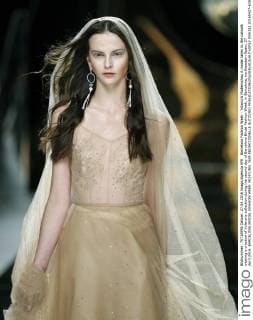 Barcelona Fashion Week - Yolancris Modenschau A model takes to the catwalk wearing a creation of Yolancris collection during the second day of Barcelona Bridal Fashion Week, in Barcelona, northeastern Spain, 27 April 2016. BARCELONA BRIDAL FASHION WEEK !ACHTUNG: NUR REDAKTIONELLE NUTZUNG!  GRA153 20160427-635973736690459786