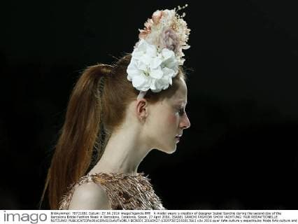 A model wears a creation of designer Isabel Sanchis during the second day of the Barcelona Bridal Fashion Week in Barcelona, Catalonia, Spain, 27 April 2016. ISABEL SANCHI FASHION SHOW !ACHTUNG: NUR REDAKTIONELLE NUTZUNG!  BCN001 20160427-635973872103817661