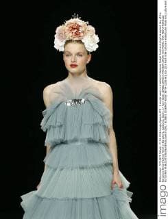A model wears a creation of designer Isabel Sanchis during the second day of the Barcelona Bridal Fashion Week in Barcelona, Catalonia, Spain, 27 April 2016. ISABEL SANCHI FASHION SHOW !ACHTUNG: NUR REDAKTIONELLE NUTZUNG!  BCN005 20160427-635973873413281661