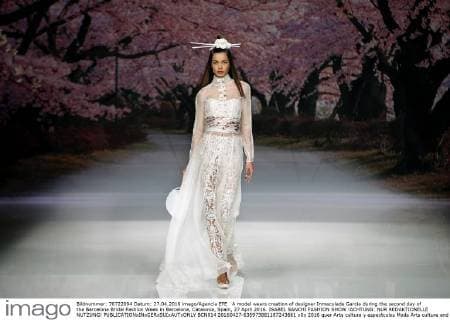 A model wears creation of designer Inmaculada Garcia during the second day of the Barcelona Bridal Fashion Week in Barcelona, Catalonia, Spain, 27 April 2016. ISABEL SANCHI FASHION SHOW !ACHTUNG: NUR REDAKTIONELLE NUTZUNG!  BCN014 20160427-635973881187243661