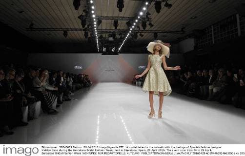 A model takes to the catwalk with the desings of Spanish fashion designer Matilde Cano during the Barcelona Bridal Fashion Week, held in Barcelona, Spain, 28 April 2016. The event runs from 26 to 29 April. Barcelona Bridal Fashion Week !ACHTUNG: NUR REDAKTIONELLE NUTZUNG!  20160428-635974629246638595