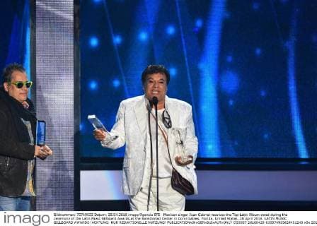Mexican singer Juan Gabriel receives the Top Latin Album awad during the ceremony of the Latin Music Billboard Awards at the BankUnited Center in Coral Gables, Florida, United States, 28 April 2016. LATIN MUSIC BILLBOARD AWARDS !ACHTUNG: NUR REDAKTIONELLE NUTZUNG!  CGS007 20160429-635974953624451243