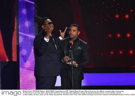 Puerto Rican Singers Zion and Lennox (L) deliver a speech after winning the Airplay Song of the Year Award during the ceremony of the Latin Music Billboard Awards at the BankUnited Center in Coral Gables, Florida, United States, 28 April 2016. LATIN MUSIC BILLBOARD AWARDS !ACHTUNG: NUR REDAKTIONELLE NUTZUNG!  CGS023 20160429-635974977479802292