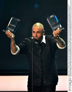 US singer Nicky Jam poses with two awards during the ceremony of the Latin Music Billboard Awards at the BankUnited Center in Coral Gables, Florida, United States, 28 April 2016. LATIN MUSIC BILLBOARD AWARDS !ACHTUNG: NUR REDAKTIONELLE NUTZUNG!  CGS037 20160429-635974985060310292