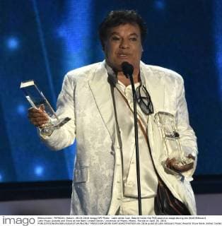 Latin artist Juan Gabriel holds the PKG award on stage during the 2016 Billboard Latin Music Awards and Show at the Bank United Center, University of Miami, Miami, Florida on April 28, 2016.  MIA20160428108 GARYxIxROTHSTEIN