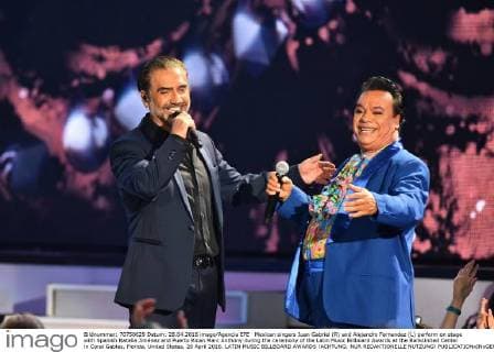 Mexican singers Juan Gabriel (R) and Alejandro Fernandez (L) perform on stage with Spanish Natalia Jiménez and Puerto Rican Marc Anthony during the ceremony of the Latin Music Billboard Awards at the BankUnited Center in Coral Gables, Florida, United States, 28 April 2016. LATIN MUSIC BILLBOARD AWARDS !ACHTUNG: NUR REDAKTIONELLE NUTZUNG!  CGS042 20160429-635975085692933517