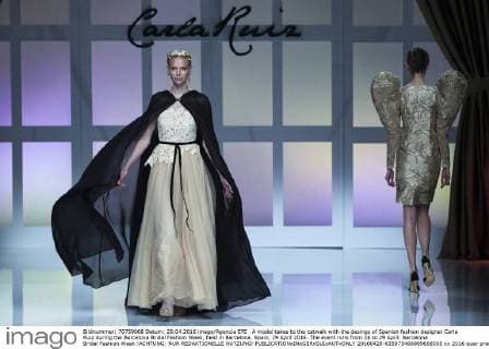 A model takes to the catwalk with the desings of Spanish fashion designer Carla Ruiz during the Barcelona Bridal Fashion Week, held in Barcelona, Spain, 29 April 2016. The event runs from 26 to 29 April. Barcelona Bridal Fashion Week !ACHTUNG: NUR REDAKTIONELLE NUTZUNG!  20160429-635975466889668305