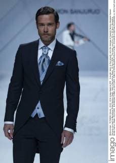 A model takes to the catwalk with the desings of Spanish fashion designer Ramon Sanjurjo during the Barcelona Bridal Fashion Week, held in Barcelona, Spain, 29 April 2016. The event runs from 26 to 29 April. Barcelona Bridal Fashion Week !ACHTUNG: NUR REDAKTIONELLE NUTZUNG!  20160429-635975467616004305