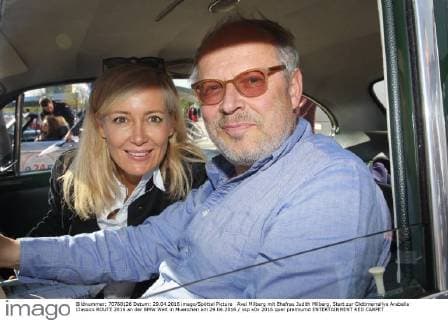 Axel Milberg mit Ehefrau Judith Milberg, Start zur Oldtimerrallye Arabella Classics ROUTE 2016 an der BMW Welt in Muenchen am 29.04.2016