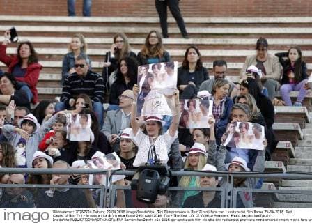 Tini Filmpremiere in Rom Piccoli fans con i posters del film Roma 29-04-2016 Red Carpet of film Tini - la nuova vita di Violetta Rome 29th April 2016. Tini - The New Life Of Violetta Premiere. Photo SamanthaxZucchi Insidefoto SamanthaxZucchi