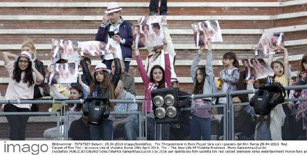 Tini Filmpremiere in Rom Piccoli fans con i posters del film Roma 29-04-2016 Red Carpet of film Tini - la nuova vita di Violetta Rome 29th April 2016. Tini - The New Life Of Violetta Premiere. Photo SamanthaxZucchi Insidefoto SamanthaxZucchi