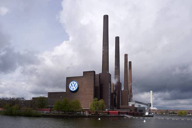 Volkswagen AG Deutschland, Germany, Wolfsburg, Niedersachsen, Lower Saxony, 28.04.2016 Logo am Gebauede der Produktionshalle als Teil der Autostadt GmbH von der Volkswagen AG im Stammwerk Wolfsburg. VW versucht die aktuelle Krise um den Diesel-Manipulationsskandal und die damit verbundenen hohen Erstattungskosten zu ueberwinden. Logo of the Volkswagen AG at the main production plant as part of the Autocity of the Car plant Volkswagen AG in Wolfsburg. The German carmaker VW tries to overcome its current crisis triggered by the engine-rigging scandal. Volkswagen is facing high costs and penalties, including the possible buyback of up to 500,000 cars alone in the USA, as a result of VW s diesel emissions scandal.