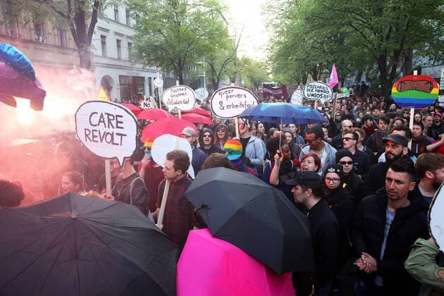 Berlin (Friedrichshain-Kreuzberg): 14. MYFEST im Ortsteil Kreuzberg. Alljährlich findet am Maifeiertag das über die Grenzen Berlins hinaus bekannte Straßenfest statt. Zahlreiche Bühnen und Vorführungen bieten ein buntes und vielfältiges Programm. Viele Besucher kamen um friedlich miteinander zu feiern. Den ganzen Tag blieb es entspannt auf der Oranienstraße, wie auch auf den Plätzen und Straßen der Umgebung. Am Abend um 18 Uhr fand die sogenannte Revolutionäre 1. Mai-Demo statt. Diese blieb jedoch überwiegend friedlich, es kam nur vereinzelt am Ende der Demonstration zu Zwischenfällen und Festnahmen. Berlin - 14. MYFEST in Kreuzberg