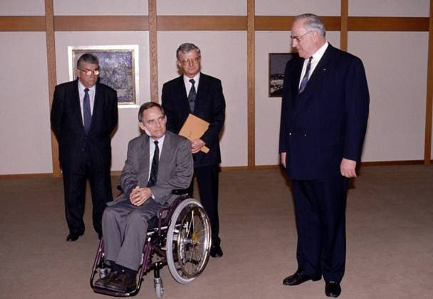 Wolfgang SCHAEUBLE faehrt nach dem Attentat zum ersten Mal im Rollstuhl zur Kabinettsitzung und wird von Eduard ACKERMANN , Rudolf SEITERS und Bundeskanzler Helmut KOHL begruesst , November 1990 Wolfgang SCHAEUBLE is going to a cabinet meeting for the first time after the attack in a wheelchair and is greeted by Eduard ACKERMANN , Rudolf SEITERS and Chancellor Helmut KOHL , November 1990