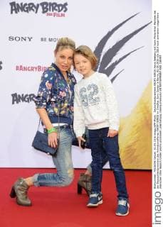 Deutschlandpremiere ANGRY BIRDS Xenia Seeberg mit Sohn Philip-Elias Martinek bei der Deutschlandpremiere des Animationsfilmes ANGRY BIRDS im CineStar Sony Center in Berlin, 01.05.2016