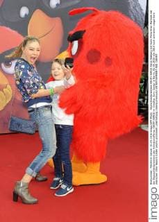 Deutschlandpremiere ANGRY BIRDS Xenia Seeberg mit Sohn Philip-Elias Martinek bei der Deutschlandpremiere des Animationsfilmes ANGRY BIRDS im CineStar Sony Center in Berlin, 01.05.2016