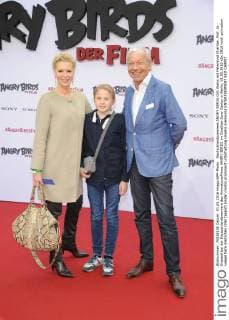 Deutschlandpremiere ANGRY BIRDS Grit Weiss mit Patenkind Charlize, Prof. Jo Groebel bei der Deutschlandpremiere des Animationsfilmes ANGRY BIRDS im CineStar Sony Center in Berlin, 01.05.2016
