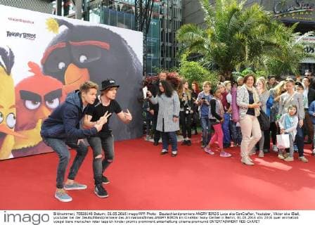 Deutschlandpremiere ANGRY BIRDS Luca aka ConCrafter, Youtuber, Viktor aka iBlali, youtuber bei der Deutschlandpremiere des Animationsfilmes ANGRY BIRDS im CineStar Sony Center in Berlin, 01.05.2016