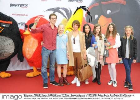 Deutschlandpremiere ANGRY BIRDS Gedeon Burghard mit Tochter Gioia Filomena und ihre Freundinnen bei der Deutschlandpremiere des Animationsfilmes ANGRY BIRDS im CineStar Sony Center in Berlin, 01.05.2016