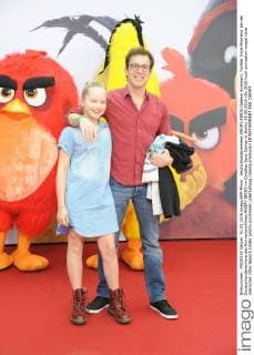 Deutschlandpremiere ANGRY BIRDS Gedeon Burkhard, Tochter Gioia Filomena bei der Deutschlandpremiere des Animationsfilmes ANGRY BIRDS im CineStar Sony Center in Berlin, 01.05.2016