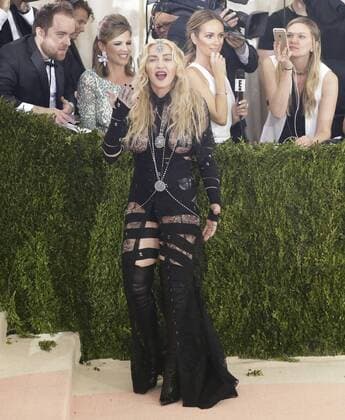 MET Gala 2016 - Madonna mit Bondage-Look MET Gala 2016 Madonna arrives on the red carpet at the Costume Institute Benefit at The Metropolitan Museum of Art celebrating the opening of Manus x Machina: Fashion in an Age of Technology in New York City on May 2, 2016.  NYP20160502119 JOHNxANGELILLO