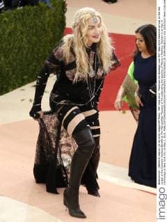 MET Gala 2016 - Madonna mit Bondage-Look MET Gala 2016 Madonna arrives on the red carpet at the Costume Institute Benefit at The Metropolitan Museum of Art celebrating the opening of Manus x Machina: Fashion in an Age of Technology in New York City on May 2, 2016.  NYP20160502128 JOHNxANGELILLO