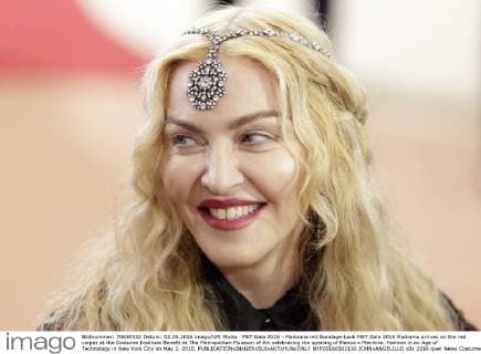 MET Gala 2016 - Madonna mit Bondage-Look MET Gala 2016 Madonna arrives on the red carpet at the Costume Institute Benefit at The Metropolitan Museum of Art celebrating the opening of Manus x Machina: Fashion in an Age of Technology in New York City on May 2, 2016.  NYP20160502130 JOHNxANGELILLO