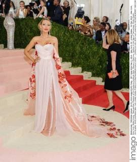 MET Gala 2016 May 2, 2016 - New York, NY, United States - 02 May 2016 - New York, New York- Blake Lively. Metropolitan Museum of Art Costume Institute Gala: Manus x Machina: Fashion in the Age of Technology. Photo Credit: Christopher Smith AdMedia New York United States - ZUMAa123