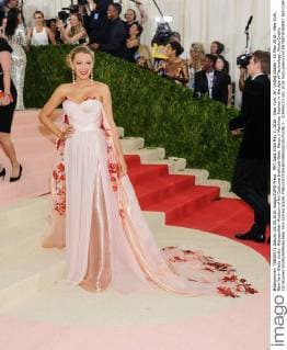 MET Gala 2016 May 2, 2016 - New York, NY, United States - 02 May 2016 - New York, New York- Blake Lively. Metropolitan Museum of Art Costume Institute Gala: Manus x Machina: Fashion in the Age of Technology. Photo Credit: Christopher Smith AdMedia New York United States - ZUMAa123