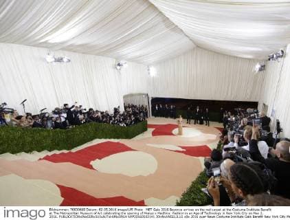 MET Gala 2016 Beyonce arrives on the red carpet at the Costume Institute Benefit at The Metropolitan Museum of Art celebrating the opening of Manus x Machina: Fashion in an Age of Technology in New York City on May 2, 2016.  NYP20160502141 JOHNxANGELILLO