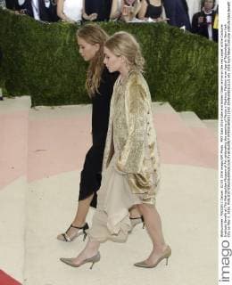 MET Gala 2016 Kate and Ashley Olsen arrive on the red carpet at the Costume Institute Benefit at The Metropolitan Museum of Art celebrating the opening of Manus x Machina: Fashion in an Age of Technology in New York City on May 2, 2016.  NYP2016050212142 JOHNxANGELILLO