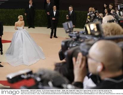 Bilder des Tages MET Gala 2016 Claire Danes arrives on the red carpet at the Costume Institute Benefit at The Metropolitan Museum of Art celebrating the opening of Manus x Machina: Fashion in an Age of Technology in New York City on May 2, 2016.  NYP2016050212199 JOHNxANGELILLO