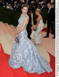 MET Gala 2016 May 2, 2016 - New York, NY, United States - 02 May 2016 - New York, New York- Allison Williams. Metropolitan Museum of Art Costume Institute Gala: Manus x Machina: Fashion in the Age of Technology. Photo Credit: Christopher Smith AdMedia New York United States - ZUMAa123