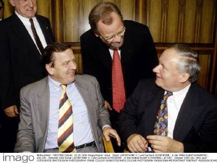 Oskar LAFONTAINE (r.) und Gerhard SCHROEDER , in der Mitte Rudolf SCHARPING , alle SPD , Oktober 1994 Oskar LAFONTAINE (r.) and Gerhard SCHROEDER , in the middle Rudolf SCHARPING , all SPD , October 1994