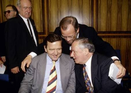 Oskar LAFONTAINE (r.) und Gerhard SCHROEDER , in der Mitte Rudolf SCHARPING , ganz links Johannes RAU , alle SPD , Oktober 1994 Oskar LAFONTAINE (r.) and Gerhard SCHROEDER , in the middle Rudolf SCHARPING , at the very left Johannes RAU , all SPD , October 1994