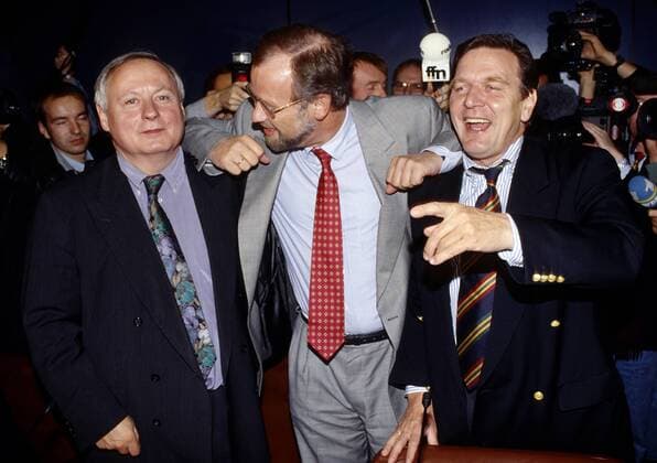 Oskar LAFONTAINE , Rudolf SCHARPING und Gerhard SCHROEDER , alle SPD , feiern das Ergebnis der Bundestagswahl , Oktober 1994 Oskar LAFONTAINE , Rudolf SCHARPING and Gerhard SCHROEDER, all SPD , are celebrating the election results , October 1994