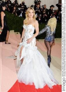 MET Gala 2016 May 2, 2016 - New York, NY, United States - 02 May 2016 - New York, New York- Kate Hudson. Metropolitan Museum of Art Costume Institute Gala: Manus x Machina: Fashion in the Age of Technology. Photo Credit: Christopher Smith AdMedia New York United States - ZUMAa123