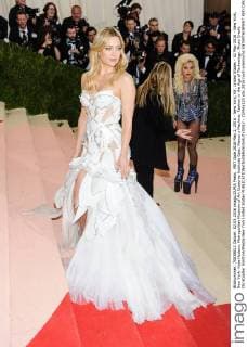 MET Gala 2016 May 2, 2016 - New York, NY, United States - 02 May 2016 - New York, New York- Kate Hudson. Metropolitan Museum of Art Costume Institute Gala: Manus x Machina: Fashion in the Age of Technology. Photo Credit: Christopher Smith AdMedia New York United States - ZUMAa123