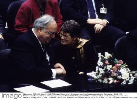 Erste gesamtdeutsche Bundestagssitzung im Reichstag am 20.12.1990 : Bundeskanzler Helmut KOHL und Bundestagspraesidentin Rita SUESSMUTH , beide CDU First meeting of all-german Bundestag parliament in the Reichstag building on 20.12.1990 : Chancellor Helmut KOHL and president of Bundestag Rita SUESSMUTH , both CDU