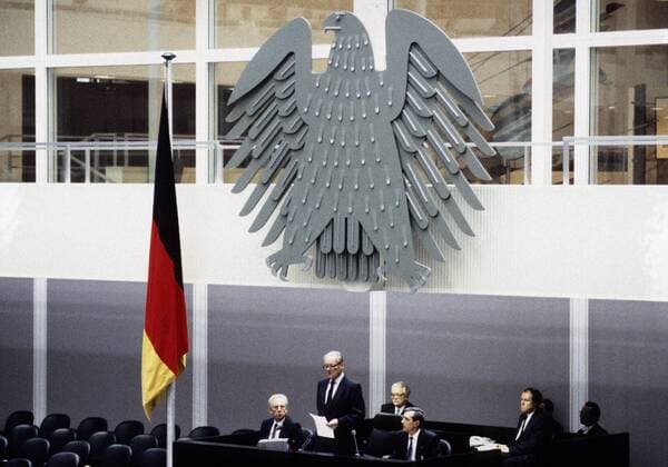 Erste gesamtdeutsche Bundestagssitzung im Reichstag am 20.12.1990 : Willy BRANDT , SPD , bei seiner Rede First meeting of all-german Bundestag parliament in the Reichstag building on 20.12.1990 : Willy BRANDT , SPD , holding a speech