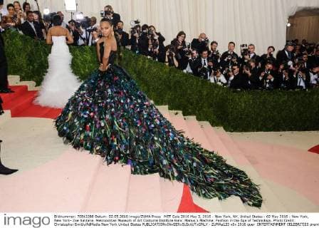 MET Gala 2016 May 2, 2016 - New York, NY, United States - 02 May 2016 - New York, New York- Zoe Saldana. Metropolitan Museum of Art Costume Institute Gala: Manus x Machina: Fashion in the Age of Technology. Photo Credit: Christopher Smith AdMedia New York United States - ZUMAa123
