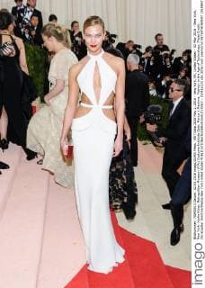 MET Gala 2016 May 2, 2016 - New York, NY, United States - 02 May 2016 - New York, New York- Karlie Kloss. Metropolitan Museum of Art Costume Institute Gala: Manus x Machina: Fashion in the Age of Technology. Photo Credit: Christopher Smith AdMedia New York United States - ZUMAa123