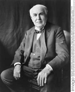 October 20, 1922 - Menlo Park, NJ, United States of America - Inventor Thomas Alva Edison, three-quarter length portrait, seated, facing front from 1922. Edison developed or invented the photography, motion picture camera, electric light bulb, sound recording, stock ticker and dozens of other devices. Menlo Park United States of America - ZUMAp138