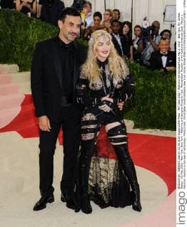 MET Gala 2016 - Madonna mit Bondage-Look May 2, 2016 - New York, NY, United States - 02 May 2016 - New York, New York - Madonna and designer Riccardo Tisci. Metropolitan Museum of Art Costume Institute Gala: Manus x Machina: Fashion in the Age of Technology. Photo Credit: Christopher Smith AdMedia New York United States - ZUMAa123