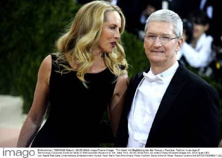 Tim Cook mit Begleitung bei der Manus x Machina: Fashion in an Age of Technology Costume Institute Gala im Metropolitan Museum of Art. New York, 02.05.2016 Foto:xD.xVanxTinex xFuturexImage