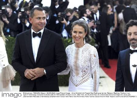 Anne Wojcicki mit Freund Alex Rodriguez bei der Manus x Machina: Fashion in an Age of Technology Costume Institute Gala im Metropolitan Museum of Art. New York, 02.05.2016 Foto:xD.xVanxTinex xFuturexImage